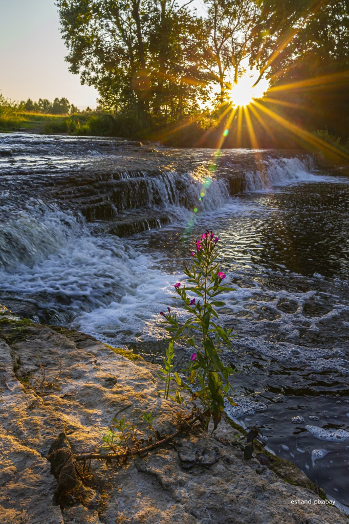 Estland Wasserfall Sonne